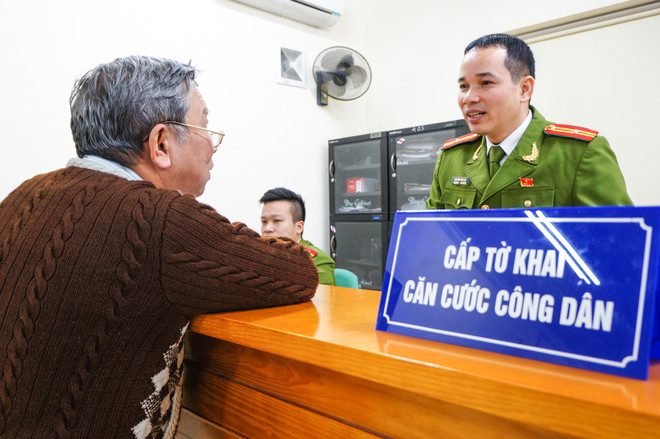 Ngày đầu làm thẻ căn cước, người dân dễ dàng đăng ký ảnh 3