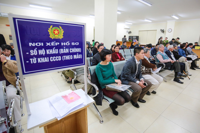 Ngày đầu làm thẻ căn cước, người dân dễ dàng đăng ký ảnh 2