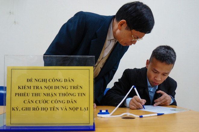 Ngày đầu làm thẻ căn cước, người dân dễ dàng đăng ký ảnh 5