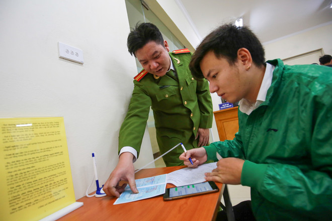 Ngày đầu làm thẻ căn cước, người dân dễ dàng đăng ký ảnh 6