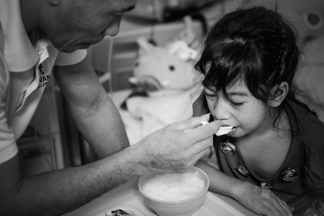 Bài 4: [Photo] Ám ảnh giấc mơ được đi của cô bé chân voi ảnh 5