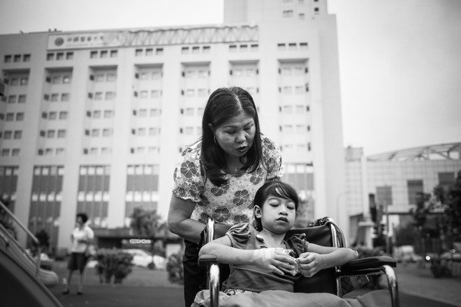 Bài 4: [Photo] Ám ảnh giấc mơ được đi của cô bé chân voi ảnh 9