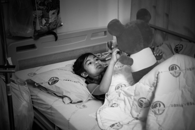 Bài 4: [Photo] Ám ảnh giấc mơ được đi của cô bé chân voi ảnh 2