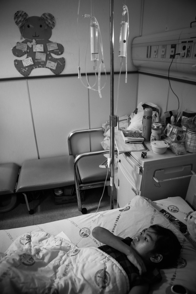 Bài 4: [Photo] Ám ảnh giấc mơ được đi của cô bé chân voi ảnh 3