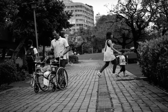 Bài 4: [Photo] Ám ảnh giấc mơ được đi của cô bé chân voi ảnh 8