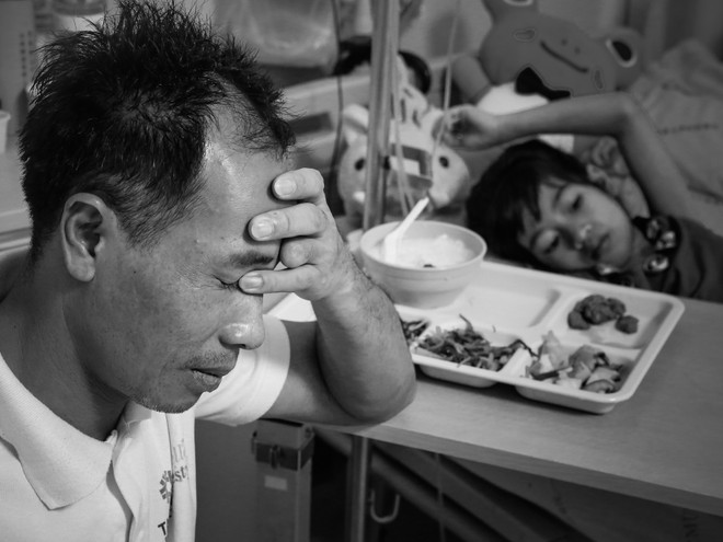 Bài 4: [Photo] Ám ảnh giấc mơ được đi của cô bé chân voi ảnh 7