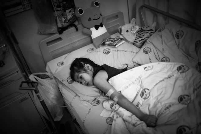 Bài 4: [Photo] Ám ảnh giấc mơ được đi của cô bé chân voi ảnh 1