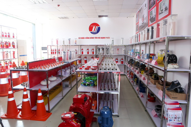 Cận cảnh siêu thị Phòng cháy chữa cháy đầu tiên ở Hà Nội ảnh 1