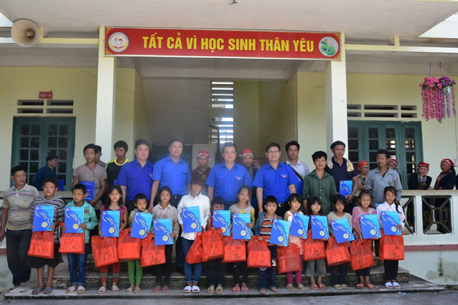 Trao 250 triệu đồng cho người dân vùng mưa lũ Lào Cai ảnh 2