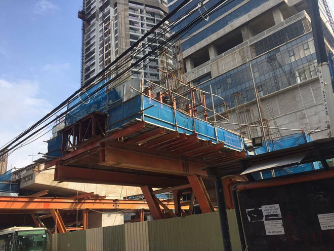 Vị trí thanh sắt rơi thuộc khu vực nhà ga đang thi công thuộc công trình đường sắt Nhổn - Ga Hà Nội. (Ảnh: PV/Vietnam+) Phát hoảng vì thanh sắt rơi từ công trình đường sắt trên cao xuống phố ảnh 2