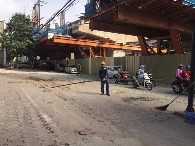 Hiện trường nơi xảy ra vụ việc. (Ảnh: PV/Vietnam+) Phát hoảng vì thanh sắt rơi từ công trình đường sắt trên cao xuống phố ảnh 1