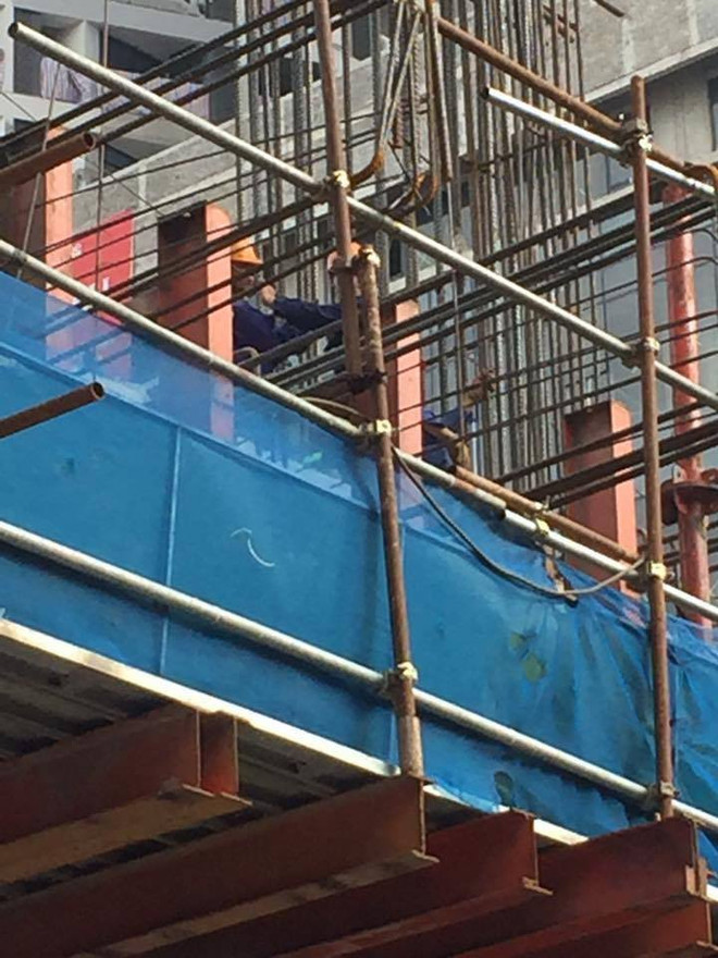 (Ảnh: PV/Vietnam+) Phát hoảng vì thanh sắt rơi từ công trình đường sắt trên cao xuống phố ảnh 4