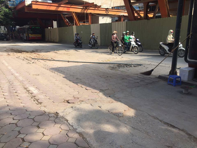Thanh sắt dài khoảng 3 mét. (Ảnh: PV/Vietnam+) Phát hoảng vì thanh sắt rơi từ công trình đường sắt trên cao xuống phố ảnh 3