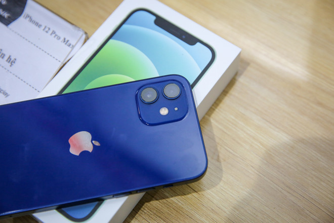 Năm nay mẫu iPhone 12 seri xảy ra tình trạng khan hiếm nguồn hàng xách tay do dịch COVID-19. (Ảnh: Minh Sơn/Vietnam) Thị trường iPhone 12 'xách tay' Việt Nam đìu hiu, giá bán ở mức cao ảnh 1