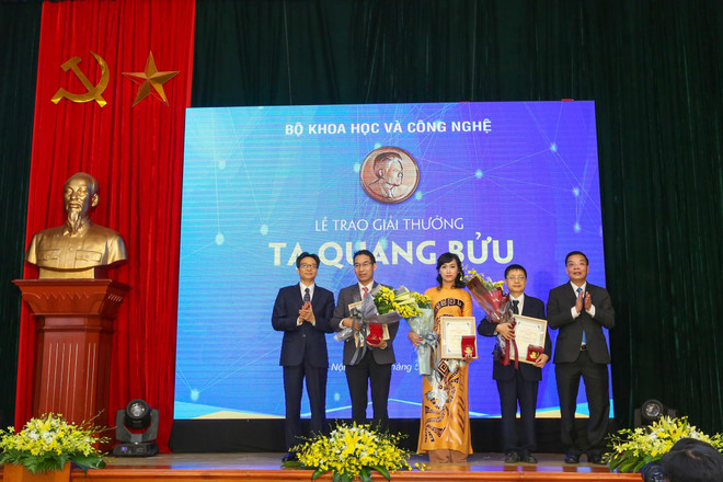 Giải thưởng Tạ Quang Bửu năm 2019 đã vinh danh 3 nhà khoa học xuất sắc nhất. (Ảnh: Minh Sơn/Vietnam+) Lần đầu tiên một nhà khoa học nữ nhận Giải thưởng Tạ Quang Bửu ảnh 1