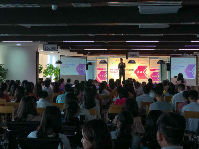 Ông Denis Brunetti Tổng giám đốc – Ericsson Việt Nam, Myanmar, Campuchia, Lào đã có buổi chia sẻ hữu ích với các bạn sinh viên. (Ảnh: Minh Sơn/Vietnam+) Truyền cảm hứng, kỹ năng khởi nghiệp trong thời kỳ số cho giới trẻ ảnh 2