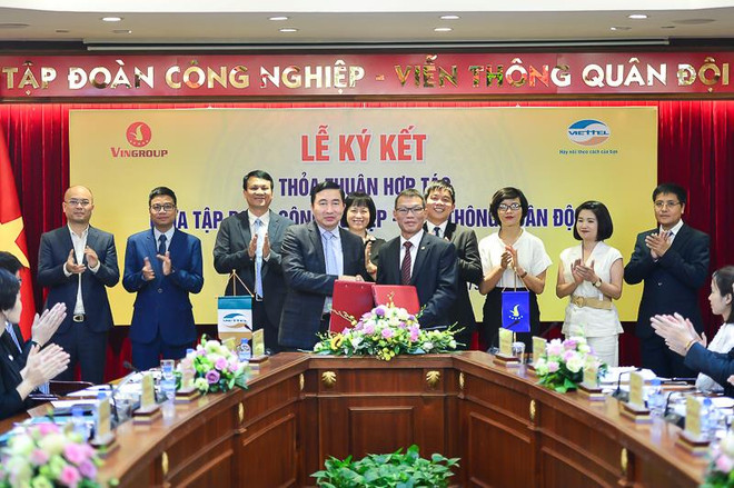 Vingroup và Viettel ký kết hợp tác nhằm khai thác và phát huy thế mạnh, tiềm năng cũng như hỗ trợ nhau cùng mở rộng và phát triển các lĩnh vực hoạt động. (Ảnh: PV/Vietnam+) VinGroup 'bắt tay' Viettel triển khai cung cấp các dịch vụ tiện ích ảnh 1