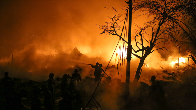 [Photo] Cận cảnh chiến đấu với " thần lửa" tại xưởng nhựa Trung Văn ảnh 3