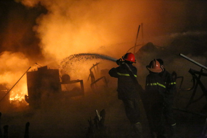 [Photo] Cận cảnh chiến đấu với " thần lửa" tại xưởng nhựa Trung Văn ảnh 14