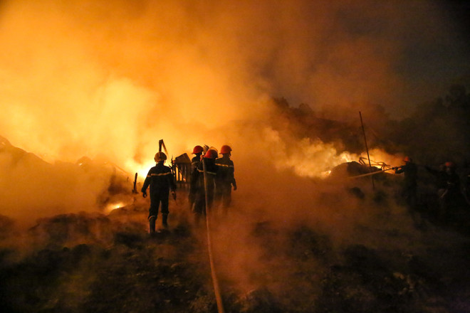 [Photo] Cận cảnh chiến đấu với " thần lửa" tại xưởng nhựa Trung Văn ảnh 5