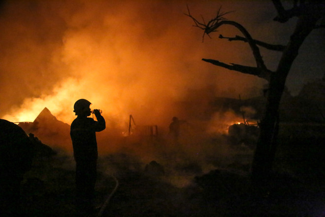 [Photo] Cận cảnh chiến đấu với " thần lửa" tại xưởng nhựa Trung Văn ảnh 6