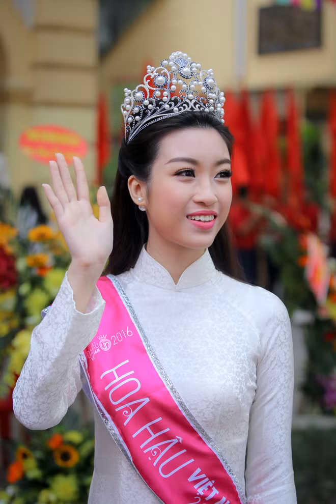 Hoa hậu Đỗ Mỹ Linh xinh tươi trong ngày trở về trường cũ ảnh 4