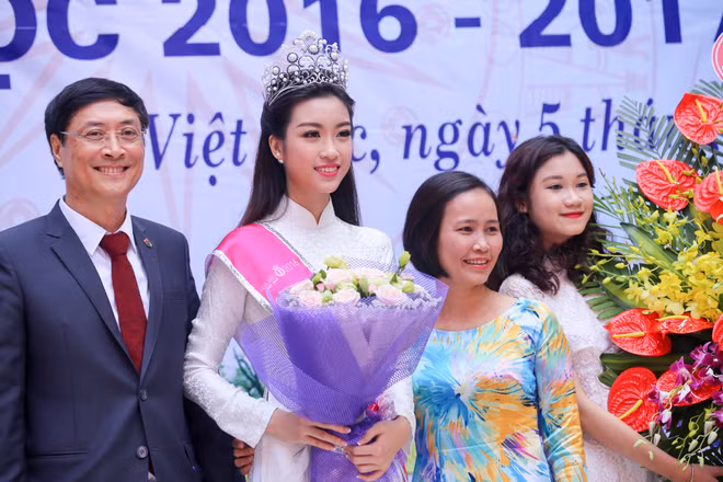 Hoa hậu Đỗ Mỹ Linh xinh tươi trong ngày trở về trường cũ ảnh 9