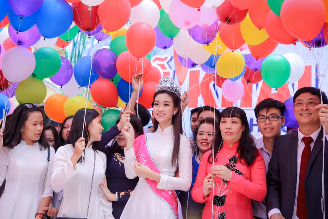 Hoa hậu Đỗ Mỹ Linh xinh tươi trong ngày trở về trường cũ ảnh 10