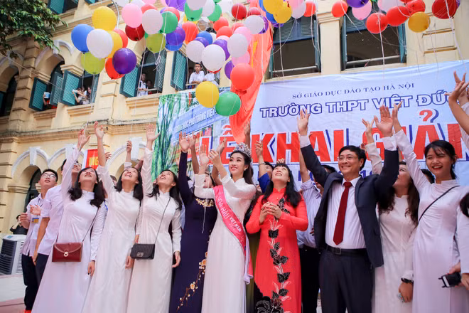 Hoa hậu Đỗ Mỹ Linh xinh tươi trong ngày trở về trường cũ ảnh 11