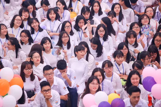 Hoa hậu Đỗ Mỹ Linh xinh tươi trong ngày trở về trường cũ ảnh 7