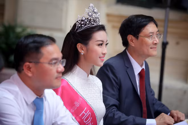 Hoa hậu Đỗ Mỹ Linh xinh tươi trong ngày trở về trường cũ ảnh 6