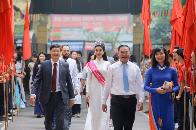 Hoa hậu Đỗ Mỹ Linh xinh tươi trong ngày trở về trường cũ ảnh 1