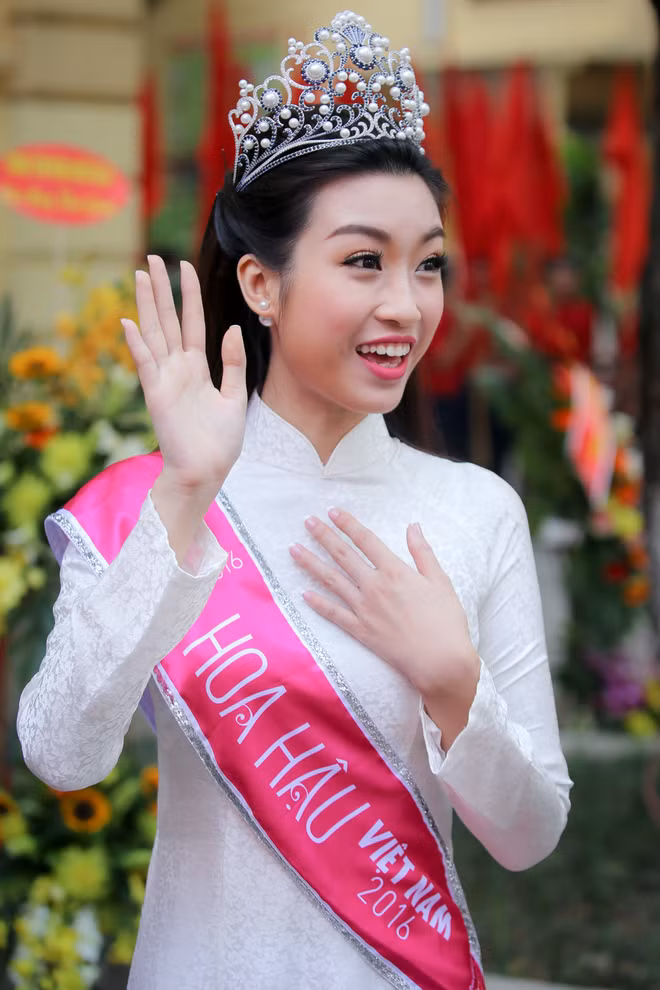 Hoa hậu Đỗ Mỹ Linh xinh tươi trong ngày trở về trường cũ ảnh 3