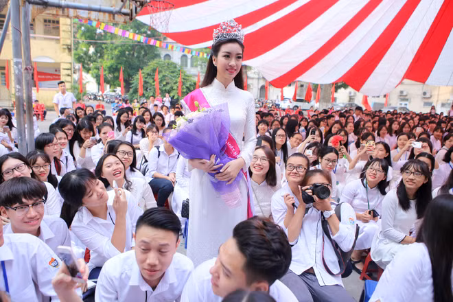 Hoa hậu Đỗ Mỹ Linh xinh tươi trong ngày trở về trường cũ ảnh 5