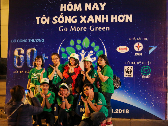 Người dân Hà Nội đồng loạt tắt đèn hưởng ứng Giờ Trái đất 2018 ảnh 8