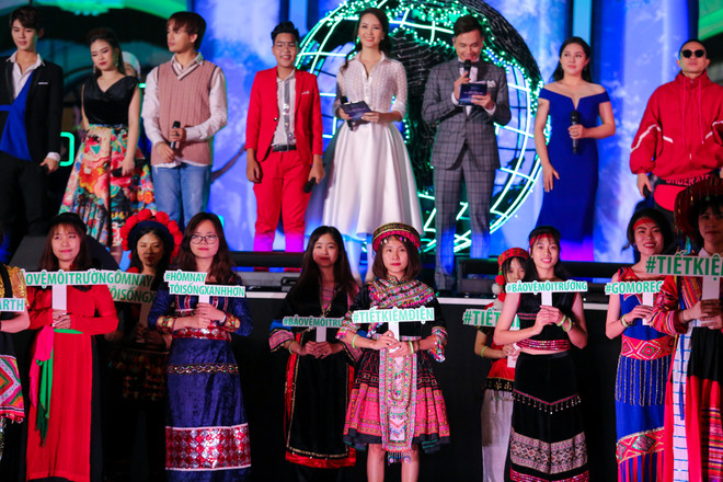 Người dân Hà Nội đồng loạt tắt đèn hưởng ứng Giờ Trái đất 2018 ảnh 16