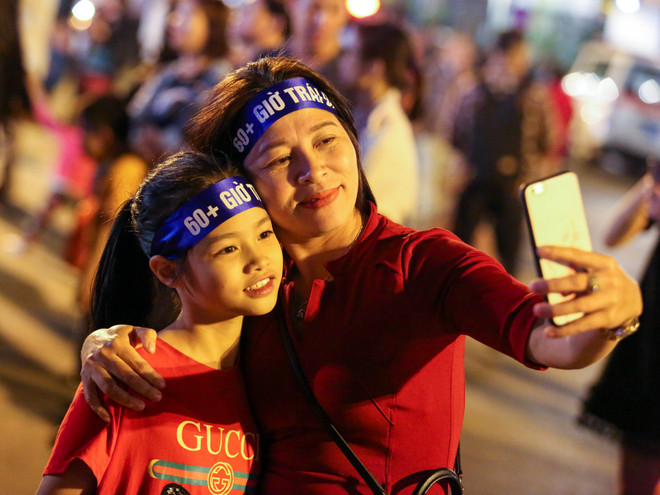 Người dân Hà Nội đồng loạt tắt đèn hưởng ứng Giờ Trái đất 2018 ảnh 7