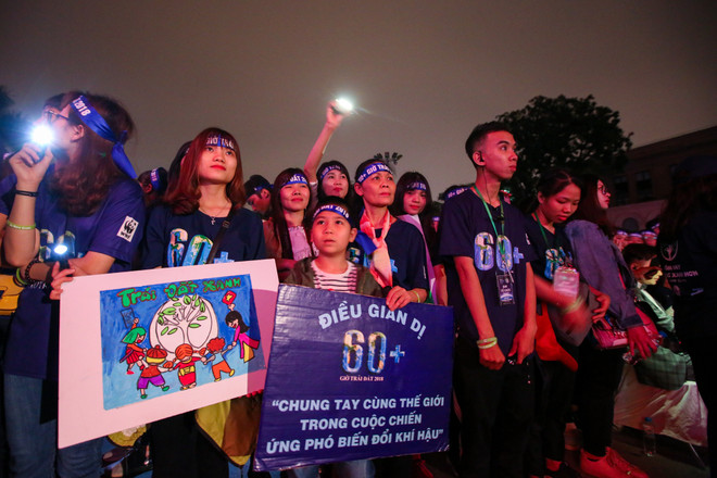 Người dân Hà Nội đồng loạt tắt đèn hưởng ứng Giờ Trái đất 2018 ảnh 12