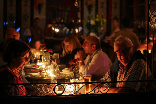 Người dân Hà Nội đồng loạt tắt đèn hưởng ứng Giờ Trái đất 2018 ảnh 14