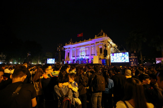 Người dân Hà Nội đồng loạt tắt đèn hưởng ứng Giờ Trái đất 2018 ảnh 3