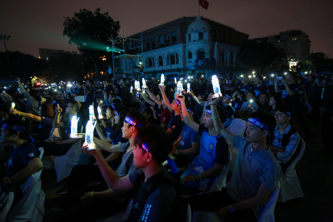 Người dân Hà Nội đồng loạt tắt đèn hưởng ứng Giờ Trái đất 2018 ảnh 10