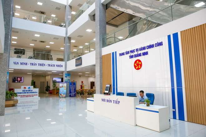 Trung tâm phục vụ hành chính công tỉnh Quảng Ninh. (Ảnh: Minh Sơn/Vietnam+) Ứng dụng AI trong hành chính công: Sắp được hưởng 'trái ngọt'? ảnh 3
