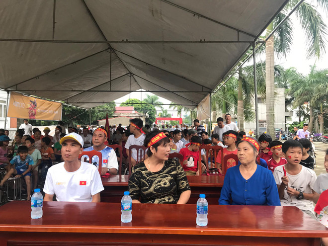 Quê nhà rực lửa tiếp sức cho tuyển Olympic Việt Nam đối đầu Hàn Quốc ảnh 3