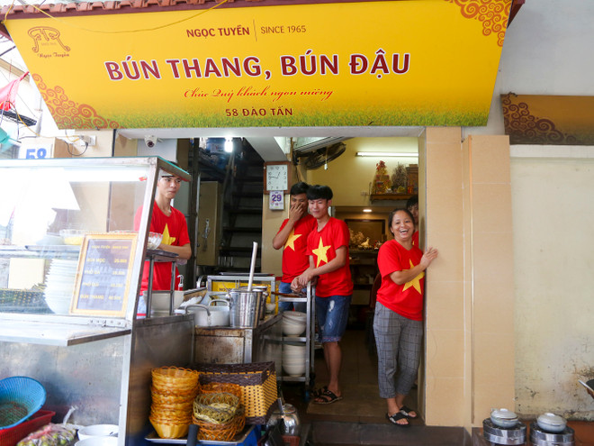 Quê nhà rực lửa tiếp sức cho tuyển Olympic Việt Nam đối đầu Hàn Quốc ảnh 13