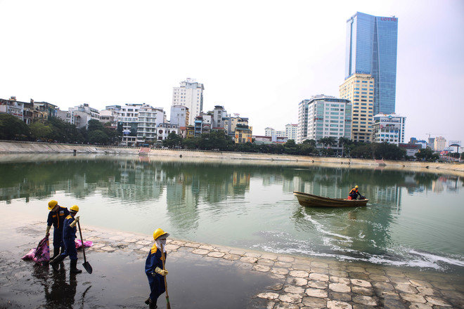 [Photo] Tốn hàng chục tỷ cải tạo hồ Ngọc Khánh vẫn bốc mùi hôi thối ảnh 10