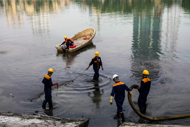 [Photo] Tốn hàng chục tỷ cải tạo hồ Ngọc Khánh vẫn bốc mùi hôi thối ảnh 5