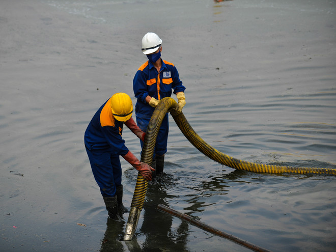 [Photo] Tốn hàng chục tỷ cải tạo hồ Ngọc Khánh vẫn bốc mùi hôi thối ảnh 6