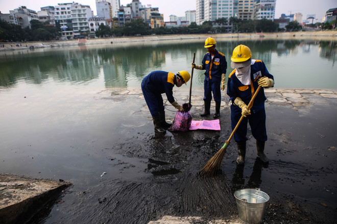 [Photo] Tốn hàng chục tỷ cải tạo hồ Ngọc Khánh vẫn bốc mùi hôi thối ảnh 7