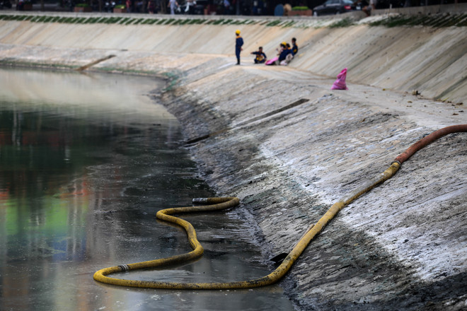 [Photo] Tốn hàng chục tỷ cải tạo hồ Ngọc Khánh vẫn bốc mùi hôi thối ảnh 8
