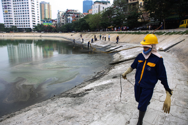 [Photo] Tốn hàng chục tỷ cải tạo hồ Ngọc Khánh vẫn bốc mùi hôi thối ảnh 1